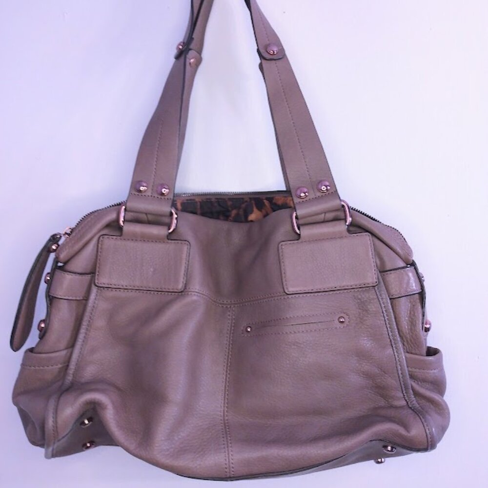 B MAKOWSKY Taupe Soft Leather Handbag Purse Shoulder Bag Large Rosegold Accents - Picture 3 of 11